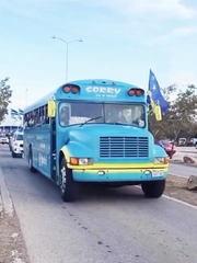 Tuyển Curacao gây sốt khi đi đá giao hữu World Cup bằng xe buýt học sinh cũ