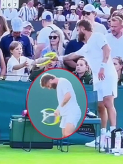 Sao Wimbledon nổi điên, đập vợt vào đùi gãy đôi