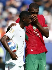 Diop che miệng nói chuyện với Dembele, CĐV Morocco thót tim