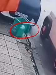 Thanh niên ngồi trong ô tô chơi trò 'bóng rổ' khi vứt rác