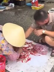 Thanh niên đỏ mặt vì bị cua kẹp