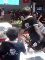 Thanh niên ngã dập mông vì pha ăn mừng quá trớn