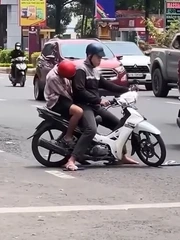 Video hài nhất tuần qua: Hai thanh niên bị 'mất kết nối' giữa đường