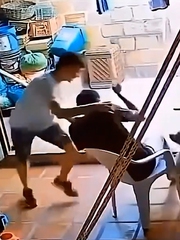 Chàng trai khốn khổ với 'chó nhà em ngoan lắm, không cắn đâu'