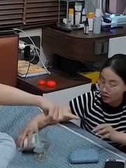 Chồng sung sướng vì trộm tiền của nóc nhà thành công