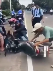 Cô gái gặp nạn và nỗi đau nhân đôi khi được giúp đỡ