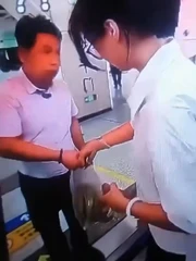 Tình huống hiểu lầm hài hước trên tàu điện