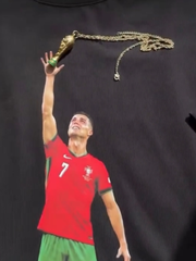 Đoạn video về chiếc áo in hình Ronaldo và dây chuyền cúp World Cup gây sốt cõi mạng