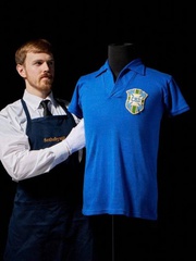 Chiếc áo lịch sử World Cup của Pele đấu giá được tiền 'khủng'