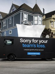 Uber lái cả hộp khăn giấy đến an ủi fan đội bị loại tại World Cup