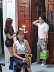 Con trai hạnh phúc không nói nên lời khi được cả nhà tổ chức sinh nhật bất ngờ
