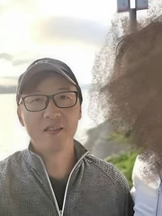 Giúp người lạ chụp ảnh, người đàn ông không ngờ là bác thất lạc