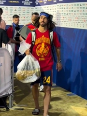 Có thật Cucurella đựng cúp vàng FIFA trong túi nilon mang về?