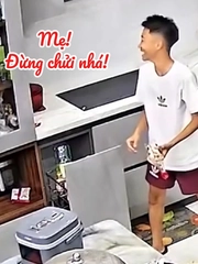 Cách xử lý đáng yêu của con trai khi làm vỡ chai nước mắm khiến ai cũng bật cười