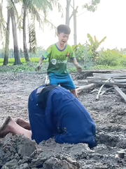 Ông chú ngã cắm đầu vì muốn thử chơi trò con nít