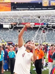 CĐV ngơ ngác khi tuyển Tây Ban Nha cắt nát lưới sau chung kết World Cup