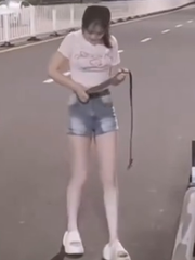Cô nàng 'tay không bắt rắn' nhưng cuối video ai cũng... ngỡ ngàng