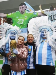 CĐV Argentina xuống đường ‘níu’ thủ môn Martinez ở lại đội tuyển