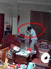 Vợ hết cười khi trêu chồng đang test flycam