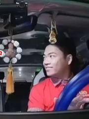 Lỡ hủy chuyến vì sự thay đổi ngoài dự kiến, cô bé rối rít xin lỗi bác tài