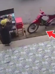 Chàng trai hú hồn khi xe máy không người lái tông sập quầy
