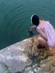 Chú chó khổ sở với cách giải cứu của cô chủ