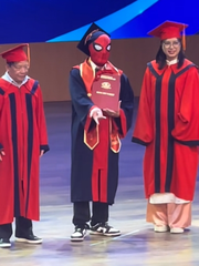 Spider man đang trên đường đi giải cứu thế giới thì phải đến trường nhận bằng tốt nghiệp đại học