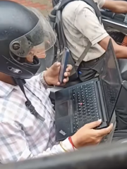 Dân mạng tranh cãi cảnh mở laptop làm việc khi dừng đèn đỏ