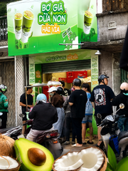 Từ sữa tuyết đến bơ già dừa non: Vì sao người trẻ chấp nhận xếp hàng để mua?