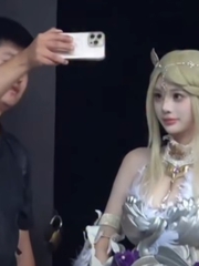 Fan boy run bần bật khi được chụp ảnh cùng coser yêu thích