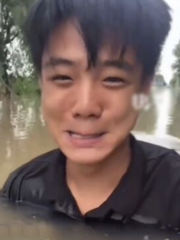 Nước ngập đến cổ vẫn đi làm, nhân viên được thưởng nóng 2 triệu