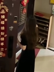 Cô gái ngượng đỏ mặt vì đang yêu đời thì bị người khác nhìn thấy