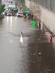 Ai nói xe máy không biết bơi chắc chưa gặp anh trai này!