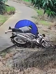 Ngã sấp mặt vì đường trơn trượt còn chở 3 người