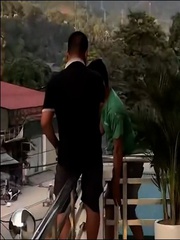 Hai thanh niên hóa tượng ngoài ban công khi bị ong bao vây