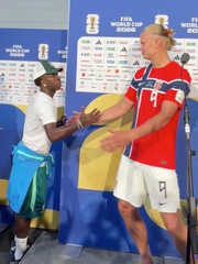 Vinicius gác nỗi buồn, cắt ngang cuộc phỏng vấn để chúc mừng Haaland