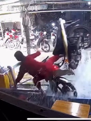 Cô gái lao gọn xe máy vào vựa hải sản