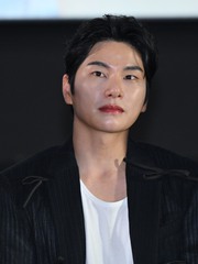 'Thánh hài' Lee Yi Kyung quỳ gối tri ân fan Việt