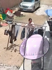 Cô gái ôm sào phơi đồ đi ra đi vào mỏi chân vì trời nắng mưa thất thường