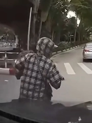 Nữ 'ninja' tung chiêu giữ thăng bằng nhưng bất thành
