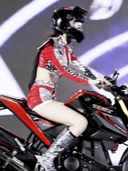 Yến Nhi ngã mô tô trên sân khấu, tân Miss Grand Vietnam 2026 từng uốn éo gây tranh cãi