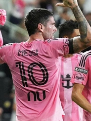 De Paul cởi áo, khoảnh khắc khiến Messi ấm lòng