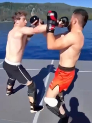 Tỉ phú Zuckerberg ‘đại chiến’ cao thủ UFC trên sà lan