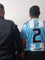Cầu thủ Argentina bị bắt ngay tại sân vì… đấm trọng tài
