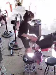 Thanh niên ngã chổng vó vì chiếc ghế 'hư hỏng'
