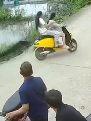 Hai cô gái ôm cua lao đi như một cơn gió rồi 'hạ cánh' xuống ao