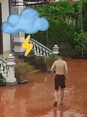 Chụp ảnh dưới trời mưa, hai vợ chồng bất ngờ được chèn 'hiệu ứng' đặc biệt