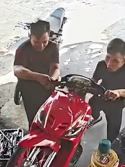 Màn kết hợp 'ăn ý' của khách và chủ tiệm sửa xe