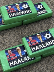 Ảnh Haaland xuất hiện trên 370 gói cocaine trị giá 530 tỉ đồng