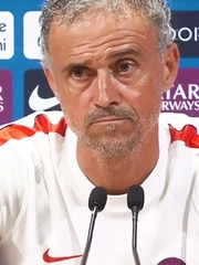 Bị hỏi đội hình PSG, HLV Enrique đẩy ‘trách nhiệm’ cho... bà xã